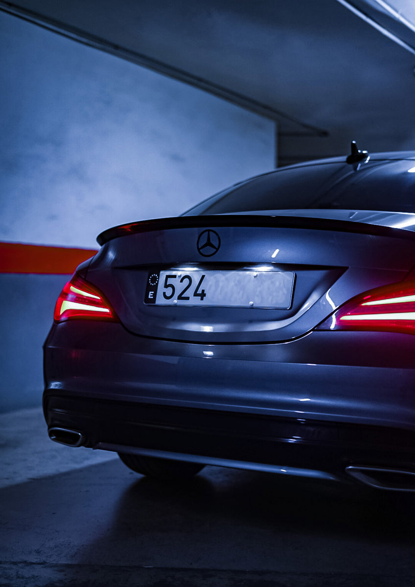 Un Coche Negro Con Una Luz Roja Que Dice S La Placa De Matrícula